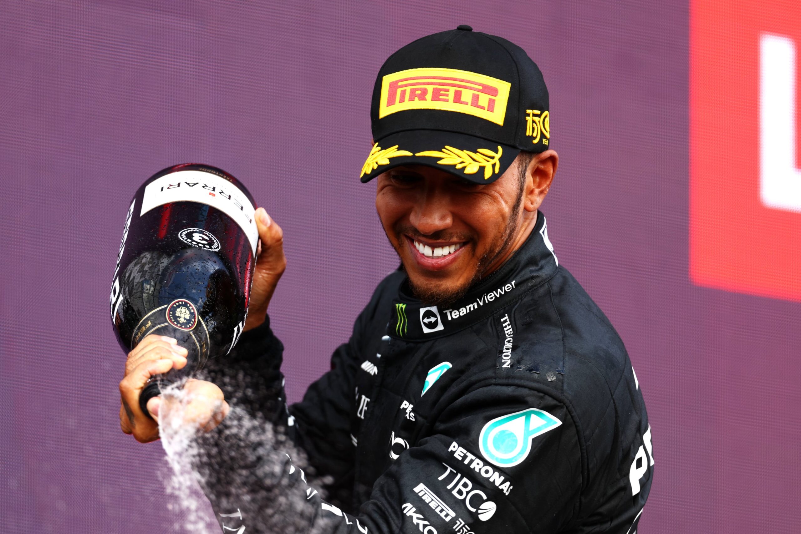 Cuanto mide lewis hamilton